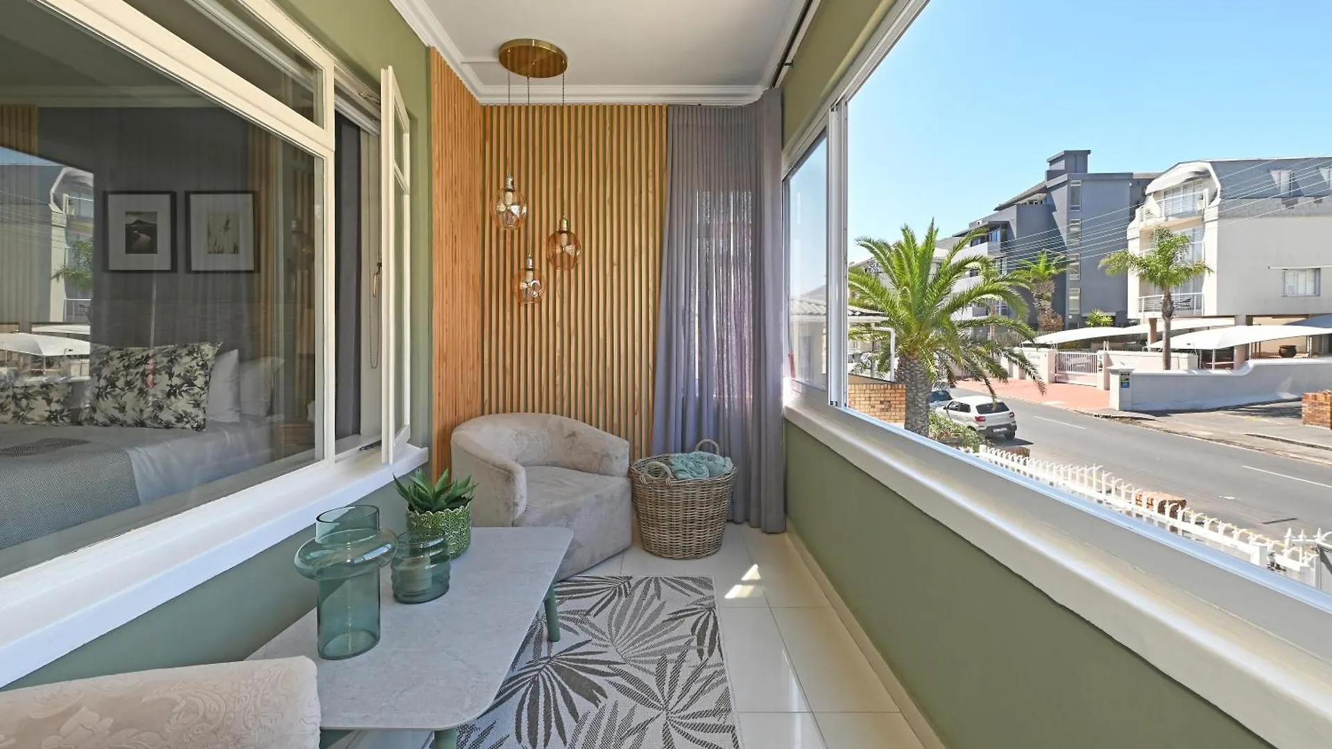 Modern Apt With Beautiful Views And Short Walk To Beach Città del Capo