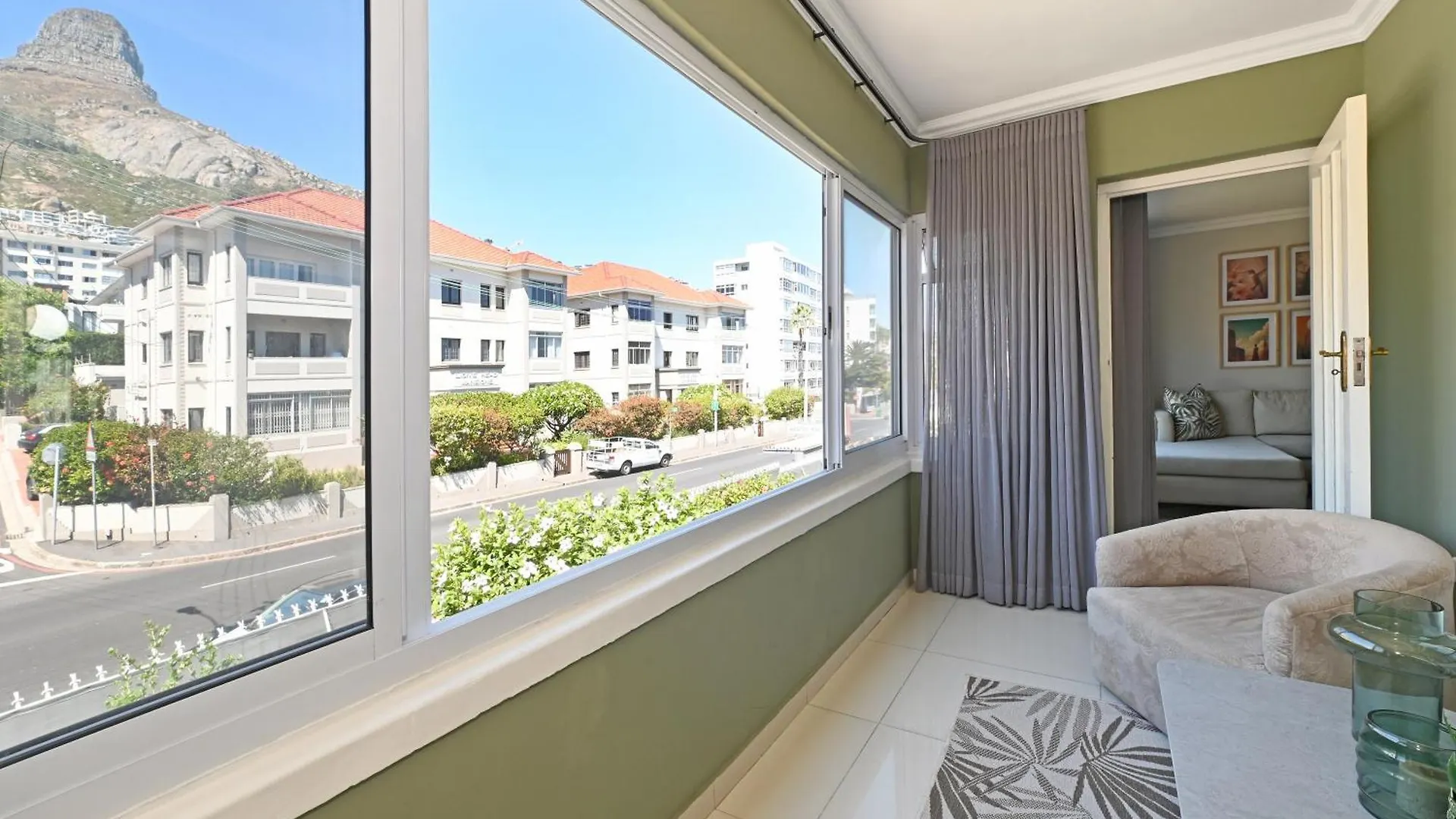 Modern Apt With Beautiful Views And Short Walk To Beach Città del Capo