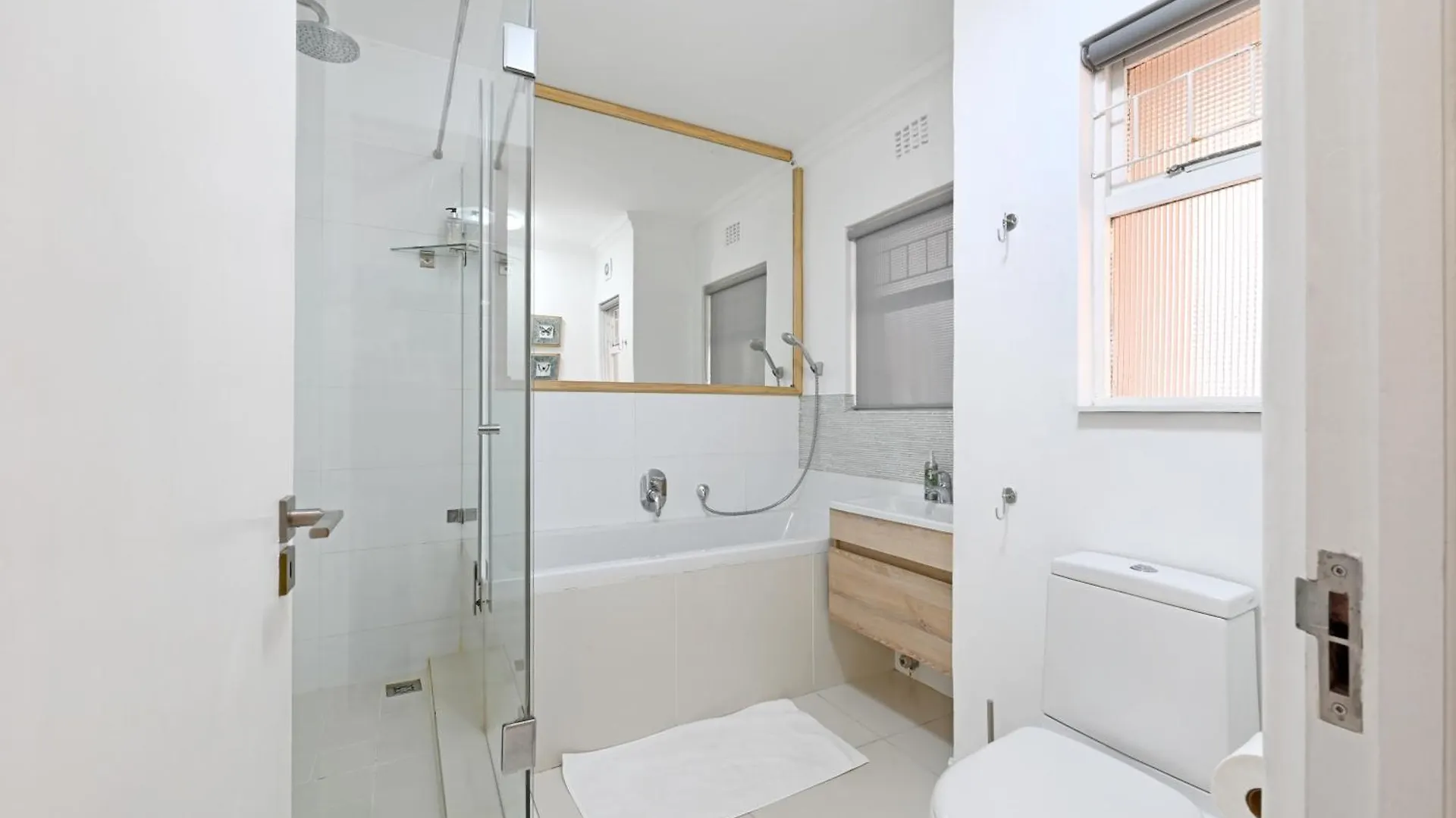 Modern Apt With Beautiful Views And Short Walk To Beach Città del Capo Appartamento